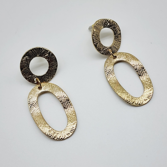 Jewelry - NWOT Gold Tone Hammered Metal Oval Circle Statement Stud Earrings